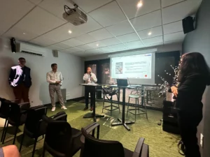 Présentation en salle de conférence avec projecteur et participants